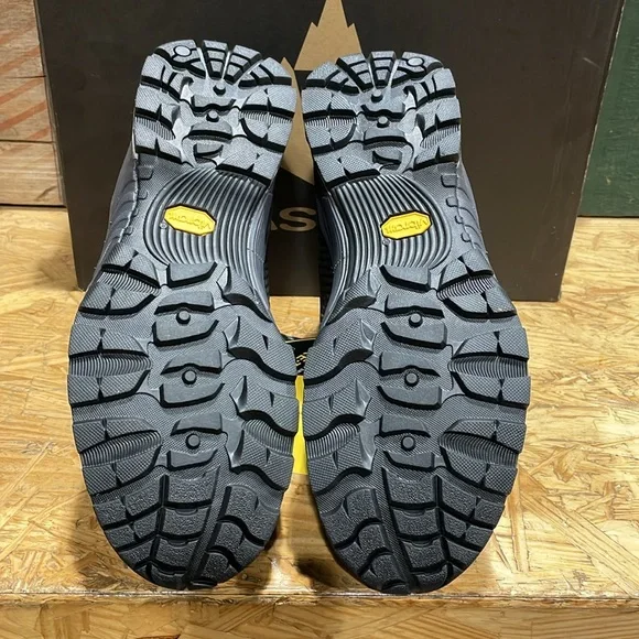 Brand new in box Vasque St. Elias Gore-Tex waterproof boot with Vibram sole. - Picture 6 of 7